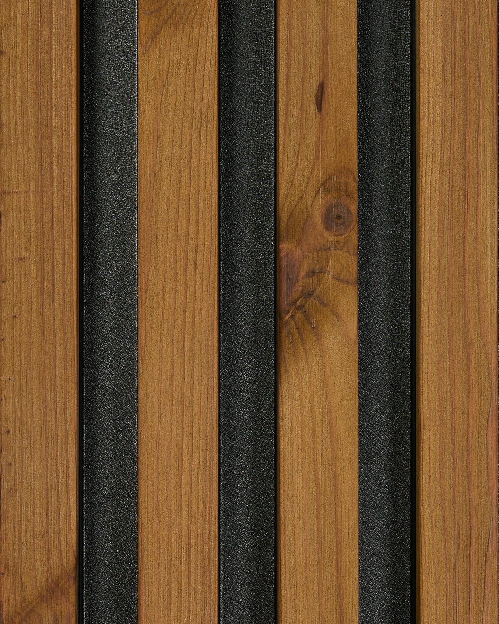 Primo piano del campione di pannello per facciata WoodUpp Aluwood con finitura brown oliata (45,7 x 27 cm), che mette in risalto la venatura natural wood e le listelle dalla texture black.